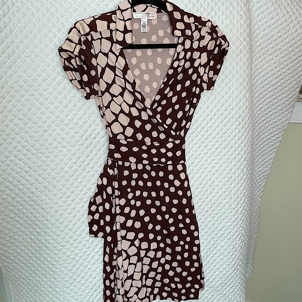 Vintage Diane von Furstenberg 100% Silk Wrap Dress. Short sleeves. Blush & brown